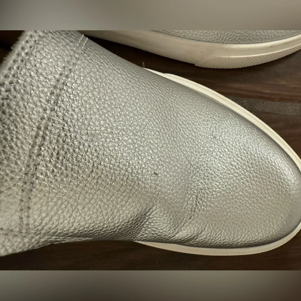 Blondo Giavana Silver Waterproof Shoes - Picture 8 of 11